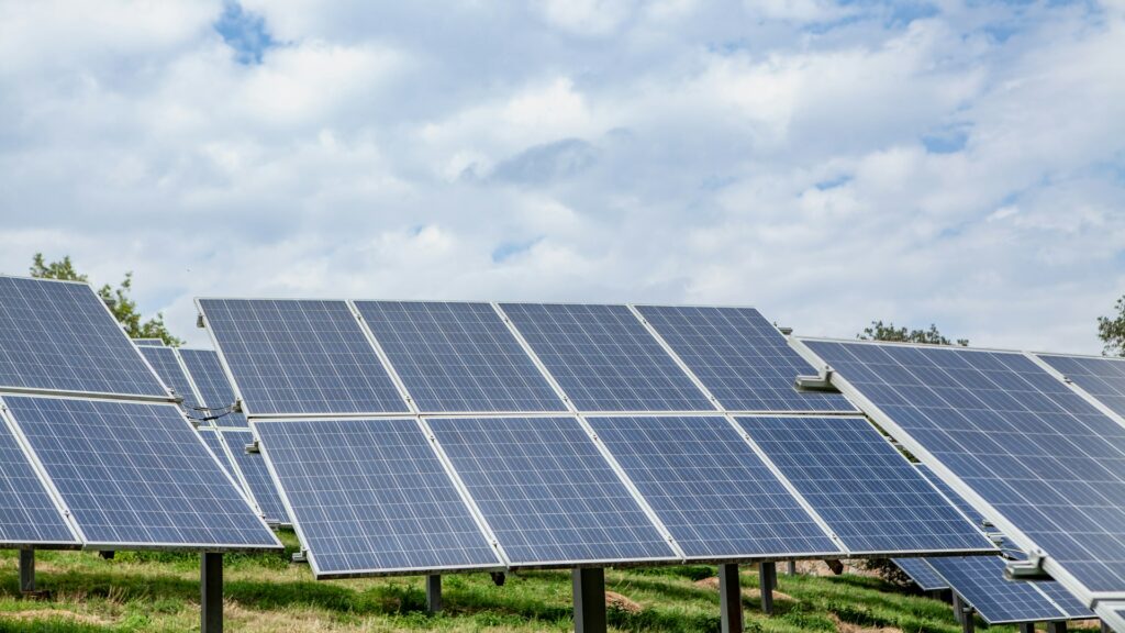 Painéis solares sob o céu azul representando créditos na fatura
