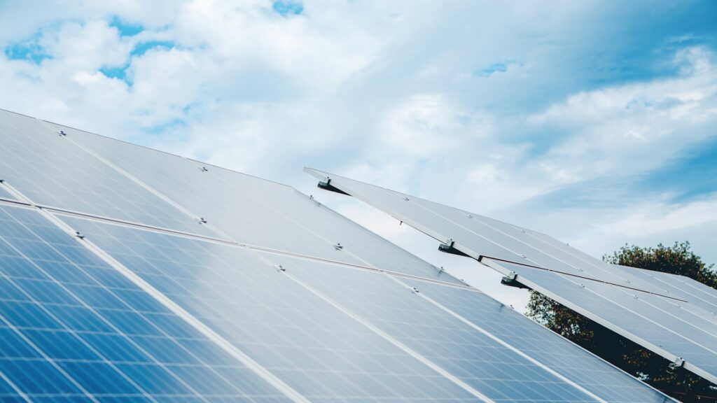 Telhado com painéis solares ilustrando a diferença entre instalação e assinatura