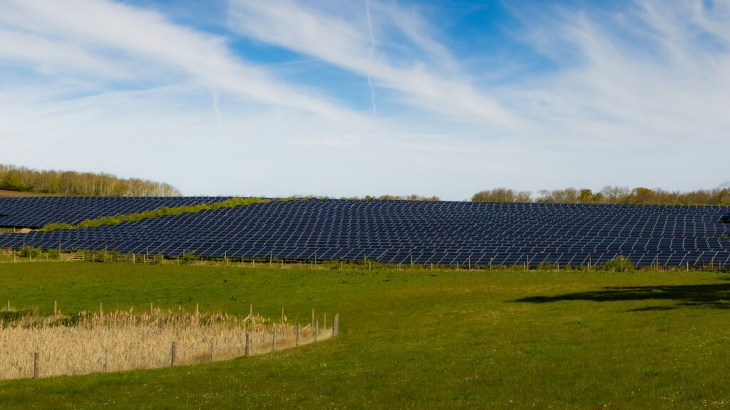 Usina solar em área verde sob céu aberto
