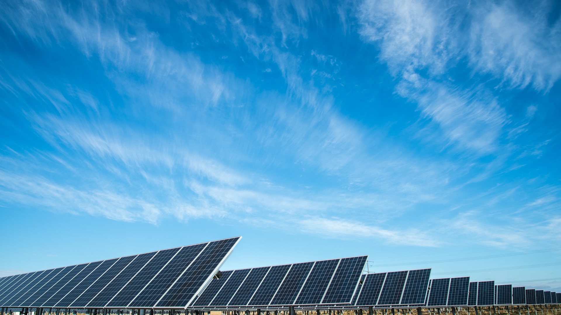 Painéis solares representando diferentes formas de acesso à energia renovável