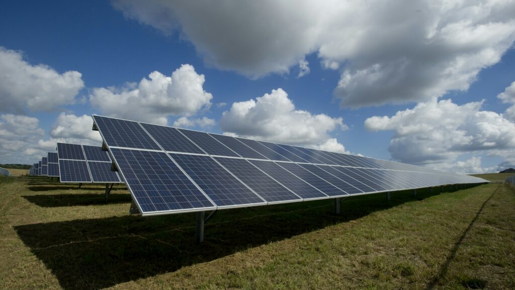Profissionais analisando painéis solares e geração de energia