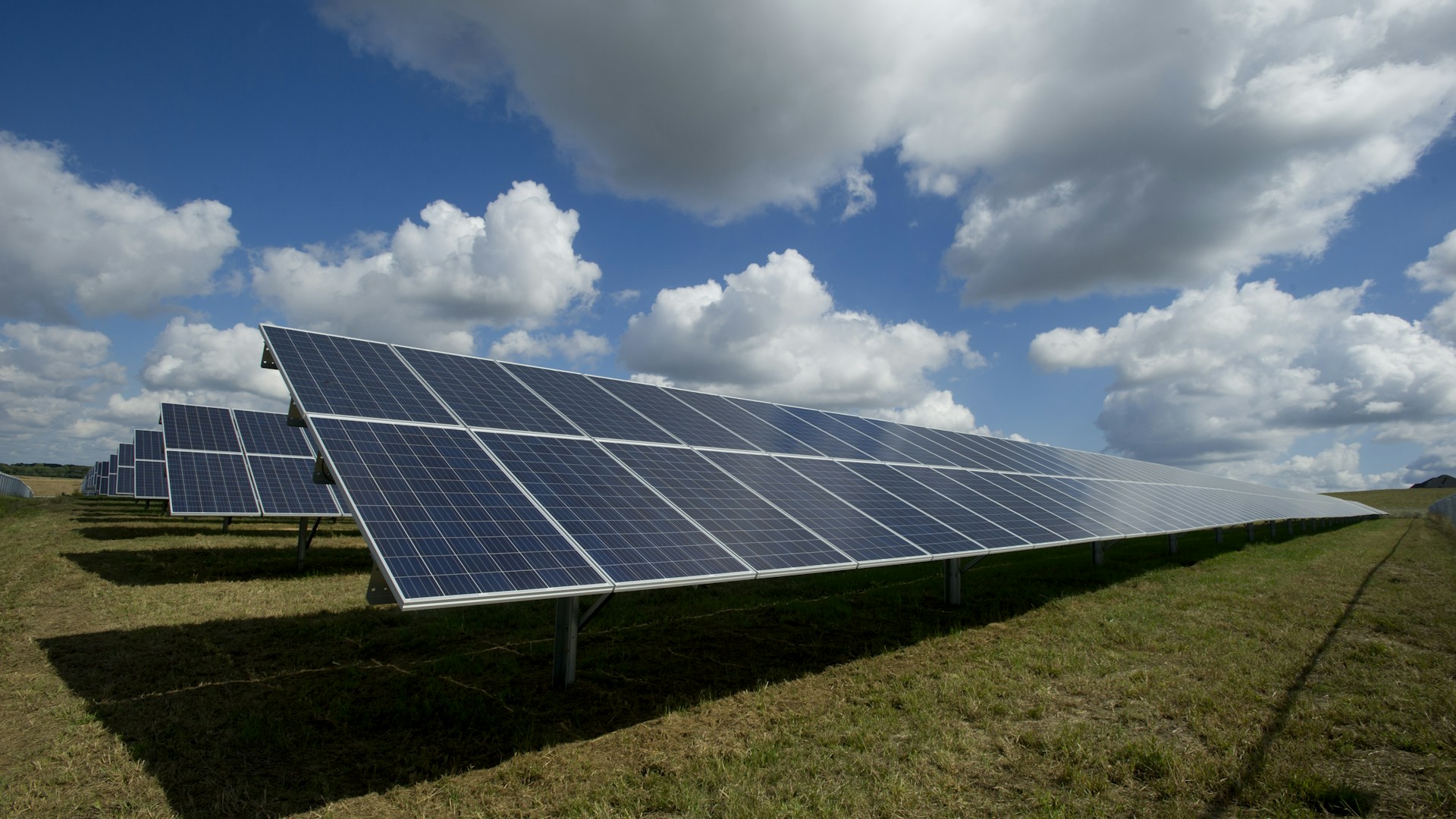 Profissionais analisando painéis solares e geração de energia