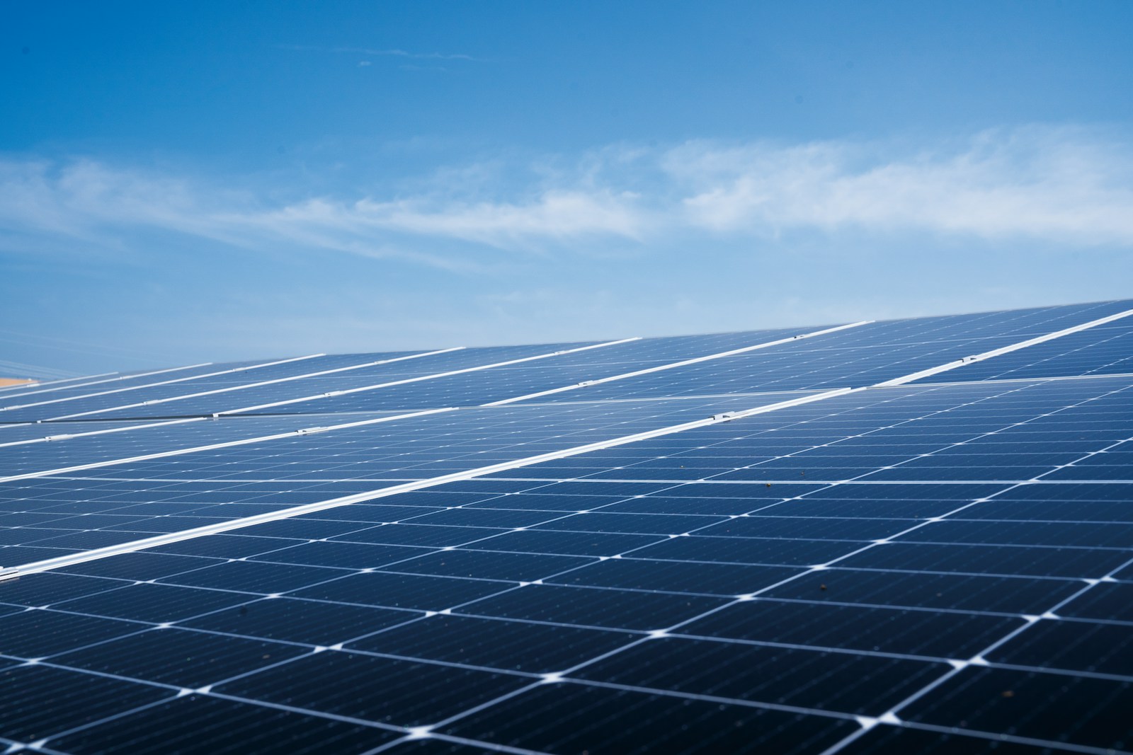 Painéis solares instalados sobre um telhado