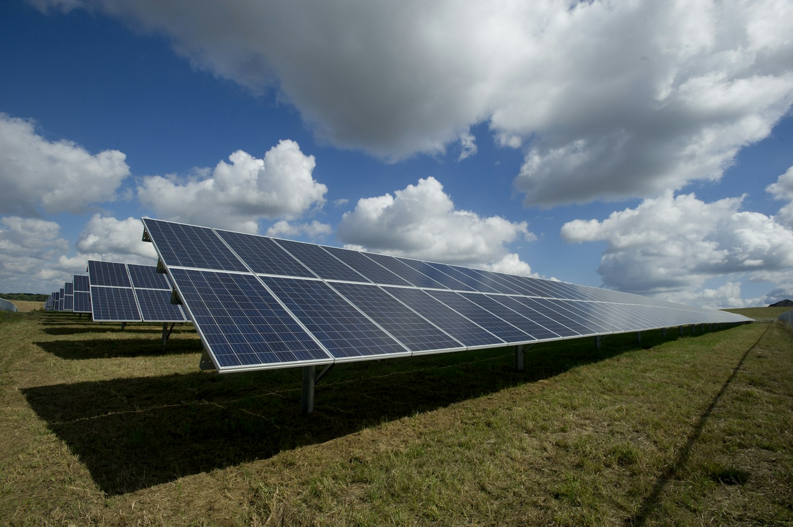 Painéis fotovoltaicos em usina de energia solar